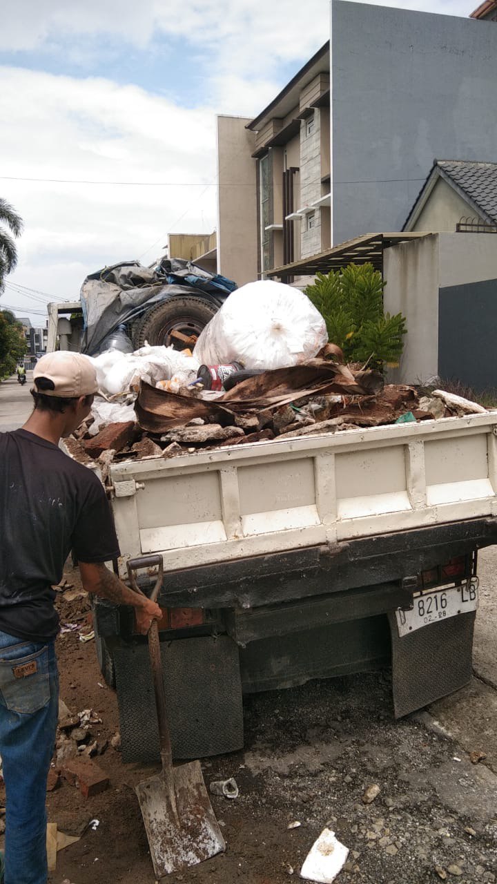 Buang puing bangunan proyek di Dago Bandung