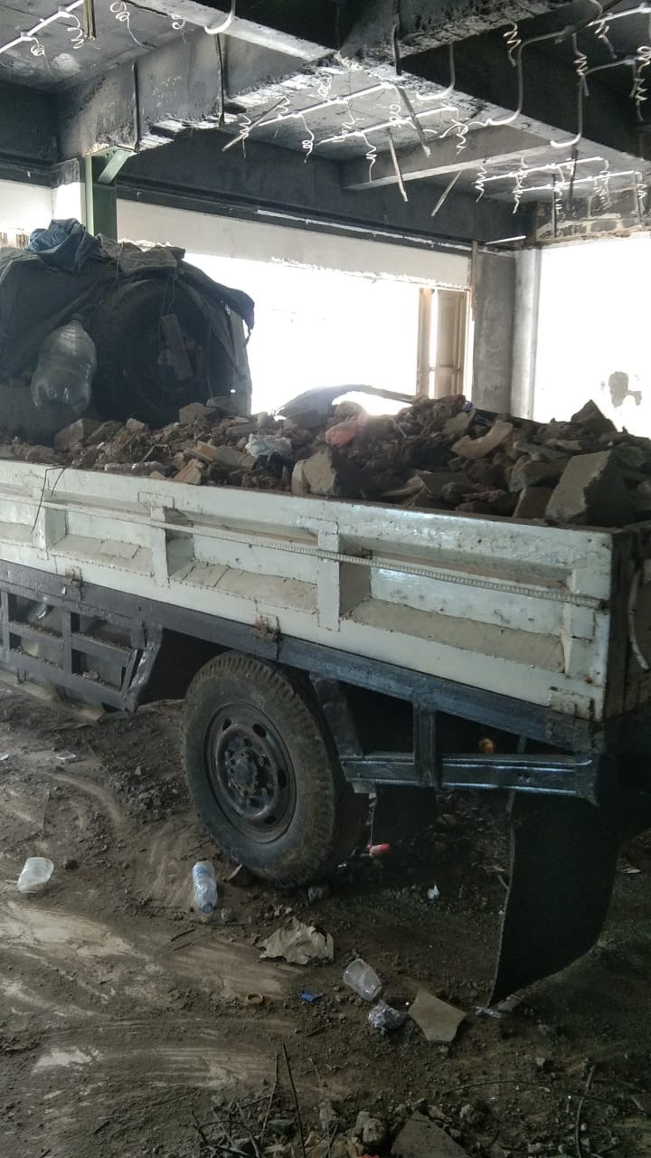 Pengangkutan sisa bongkaran gedung di Kopo Bandung